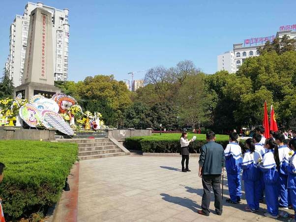 常德市五中组织学生赴烈士陵园进行清明祭扫活动